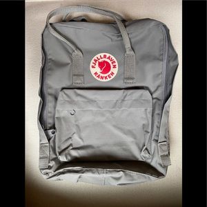 NWOT Classic Kånken backpack in Vinylon fabric. Seat cushion, front pocket gray